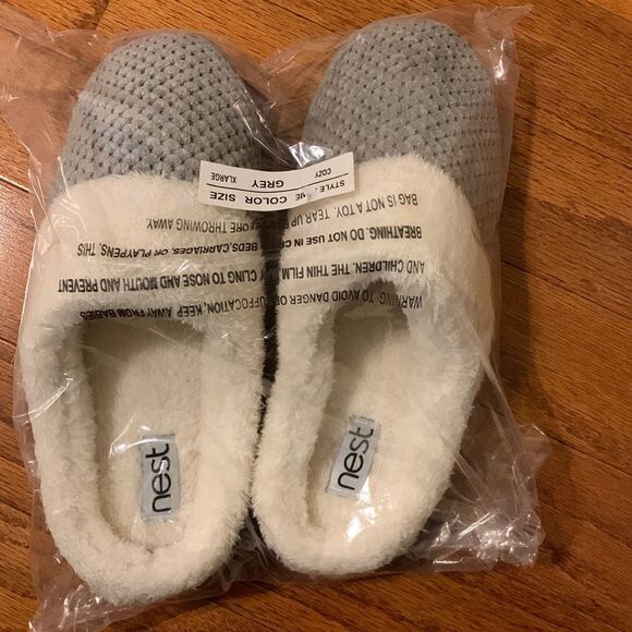 Nest house slippers Size 11-12 RUN SMALL (more like size 9) - Picture 2 of 7